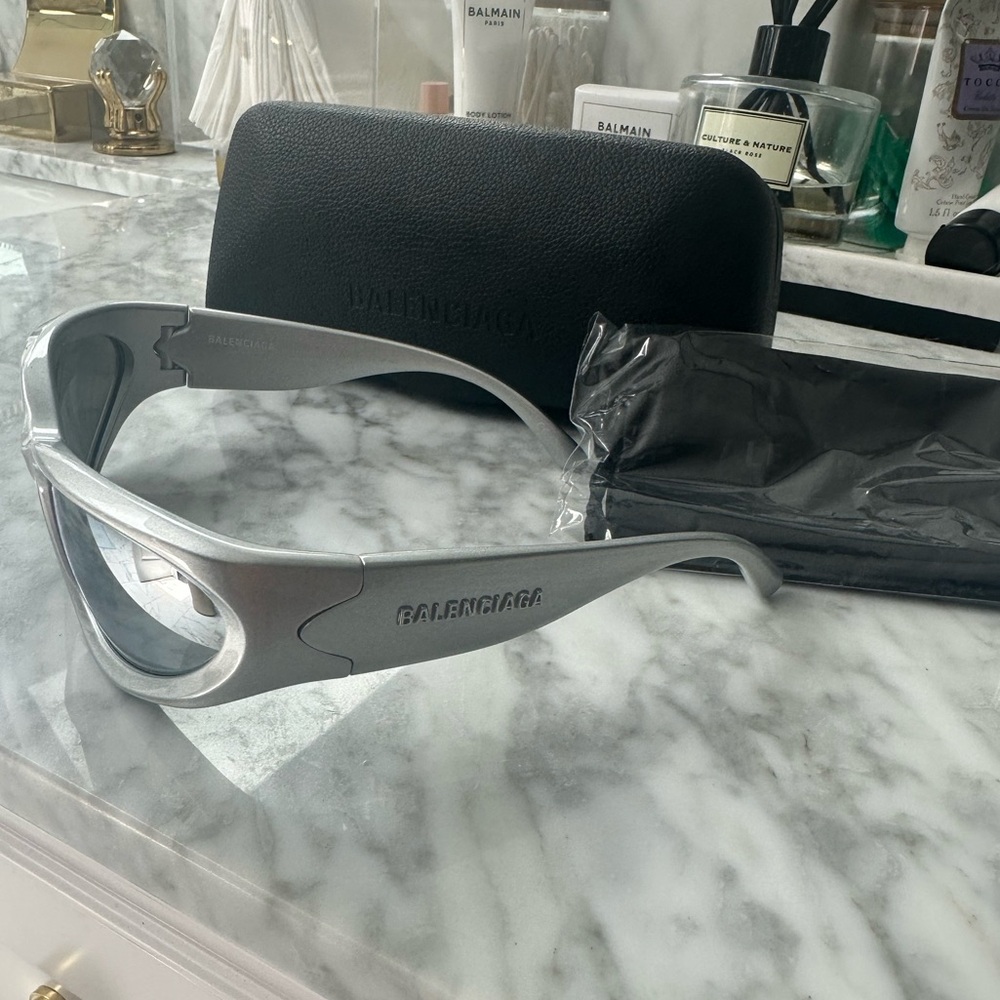 BALENCIAGA SWIFT OVAL SUNGLASSES IN SILVER as seen on Kim K - Picture 5 of 8